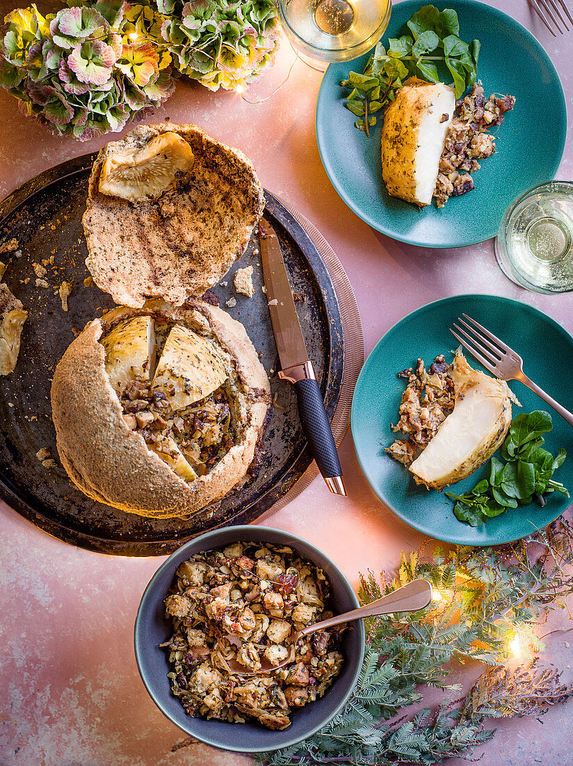 Knollensellerie mit Haselnüssen und Shiitakepilzen in der Salzkruste