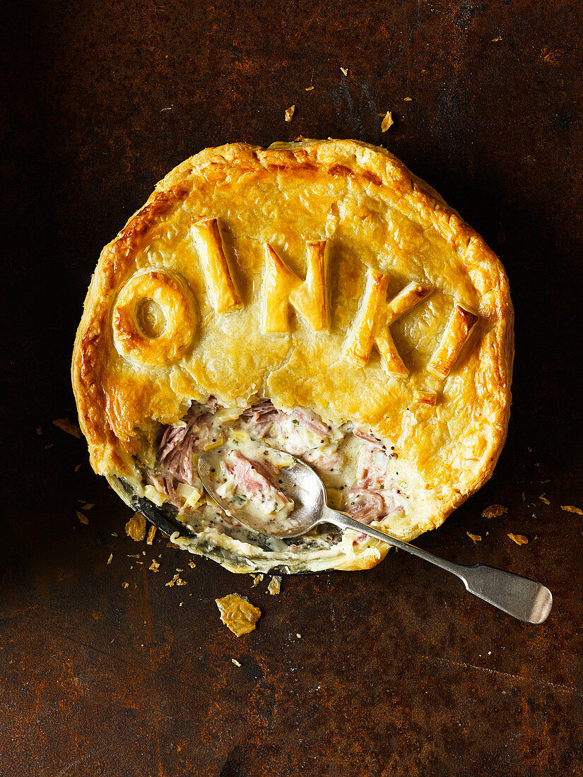 Ham pie with green pepper