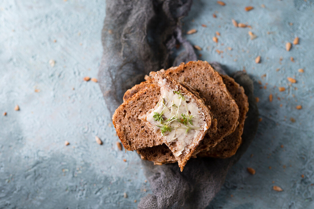 Selbstgebackenes Dinkel-Sonnenblumenkernbrot in Scheiben