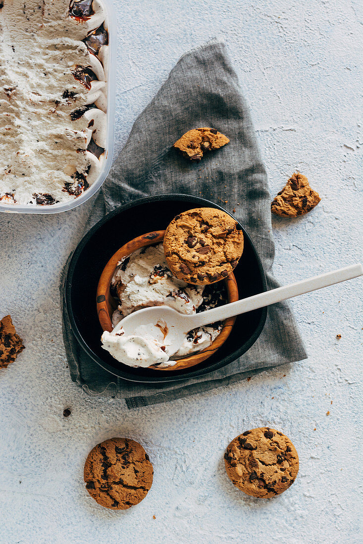 Ice cream with oatmeal cookies