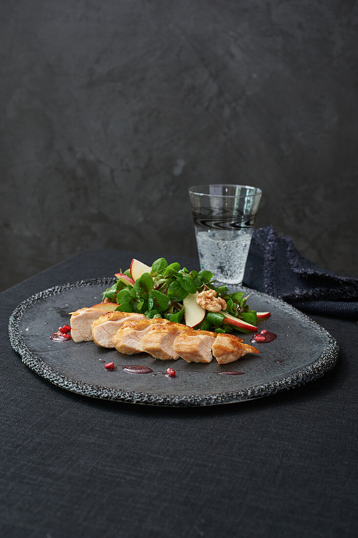 Feldsalat mit Geflügelbruststreifen