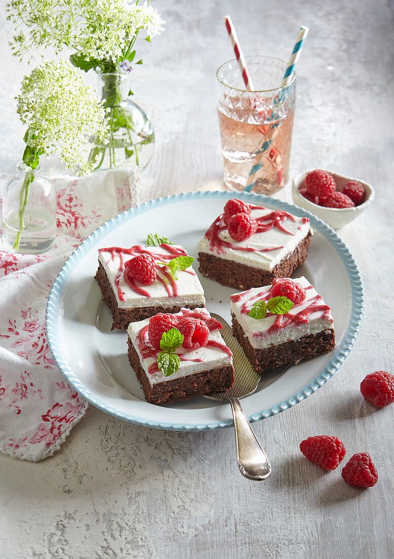 Schwarz-weiße Brownies mit Himbeeren