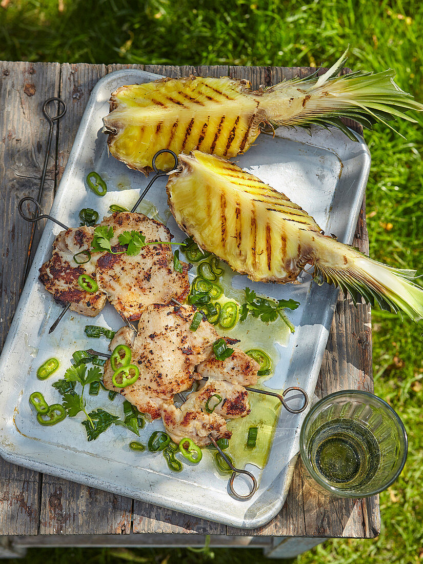 Hühnchensteaks mit gegrillter Ananas und karibischer Salsa