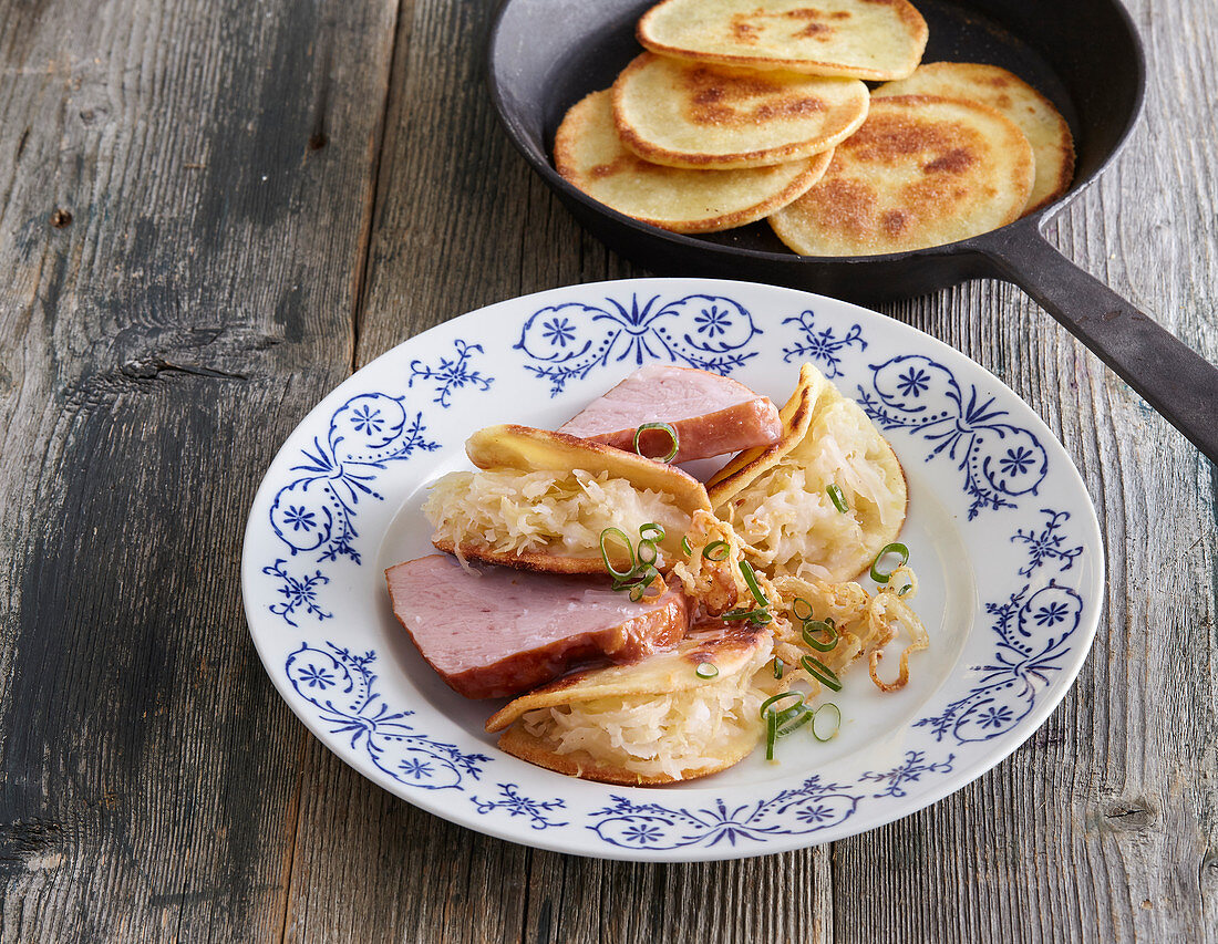 Kartoffel-Pancakes mit Sauerkraut und Räucherfleisch