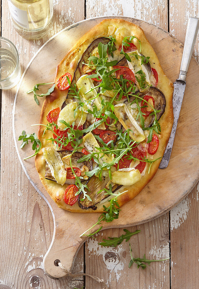 Pizza mit Auberginen, Camembert und Rucola