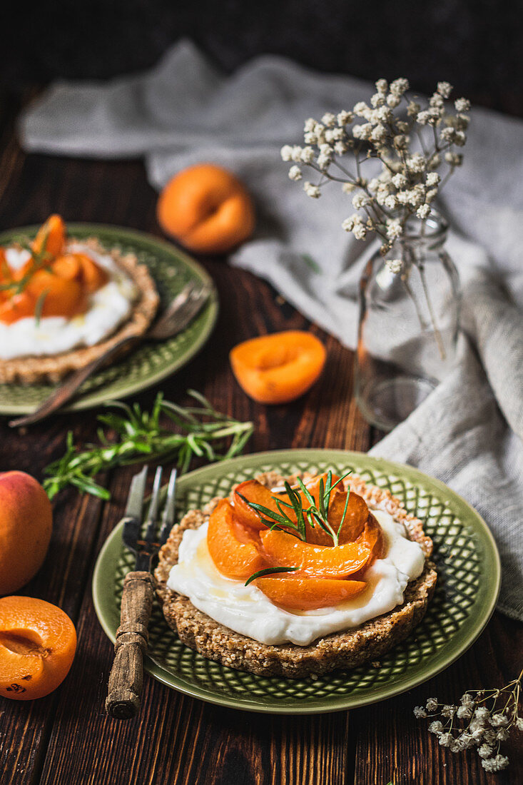 Gluten free tart with vegan cheese and apricots
