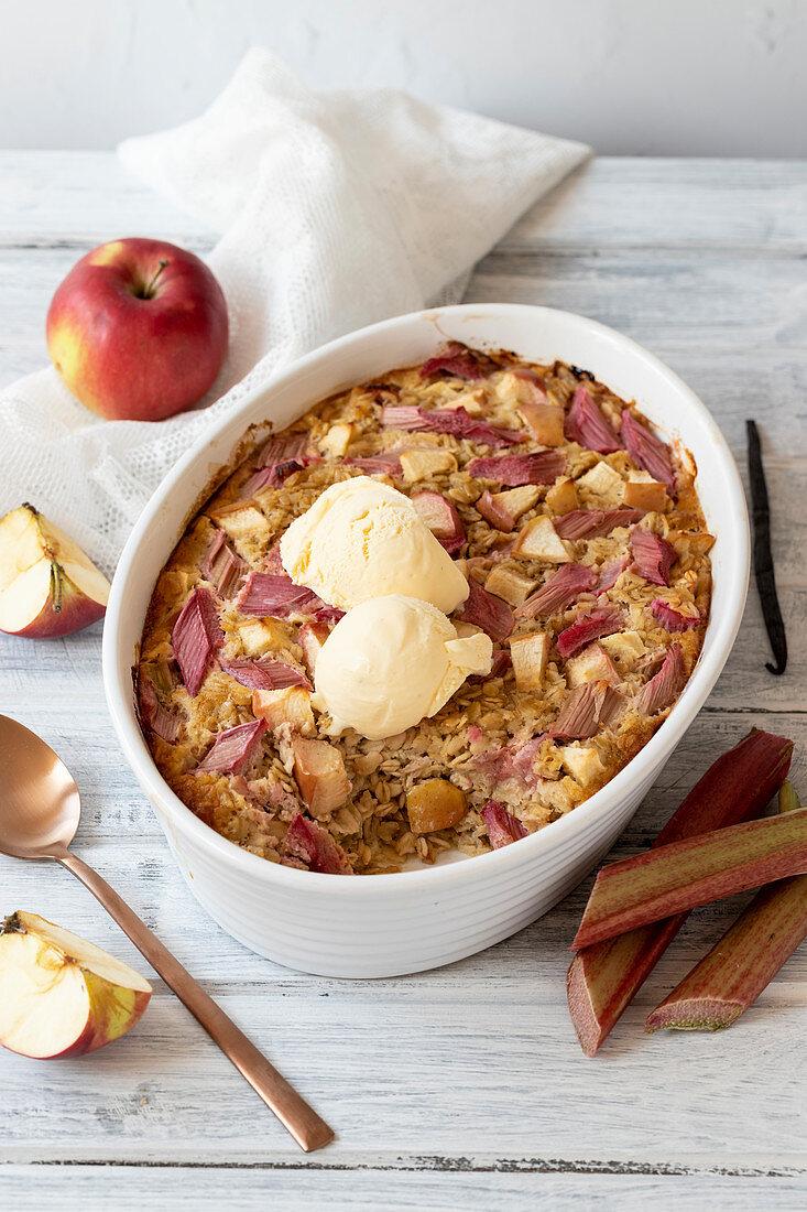 Baked oatmeal with apples and rhubarb, served with vanila ice cream