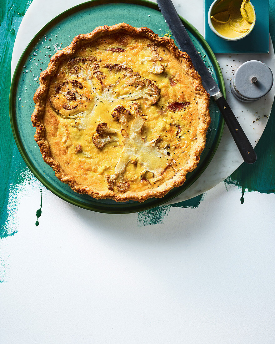 Blumenkohltarte mit Senf, Cheddar und Schinken