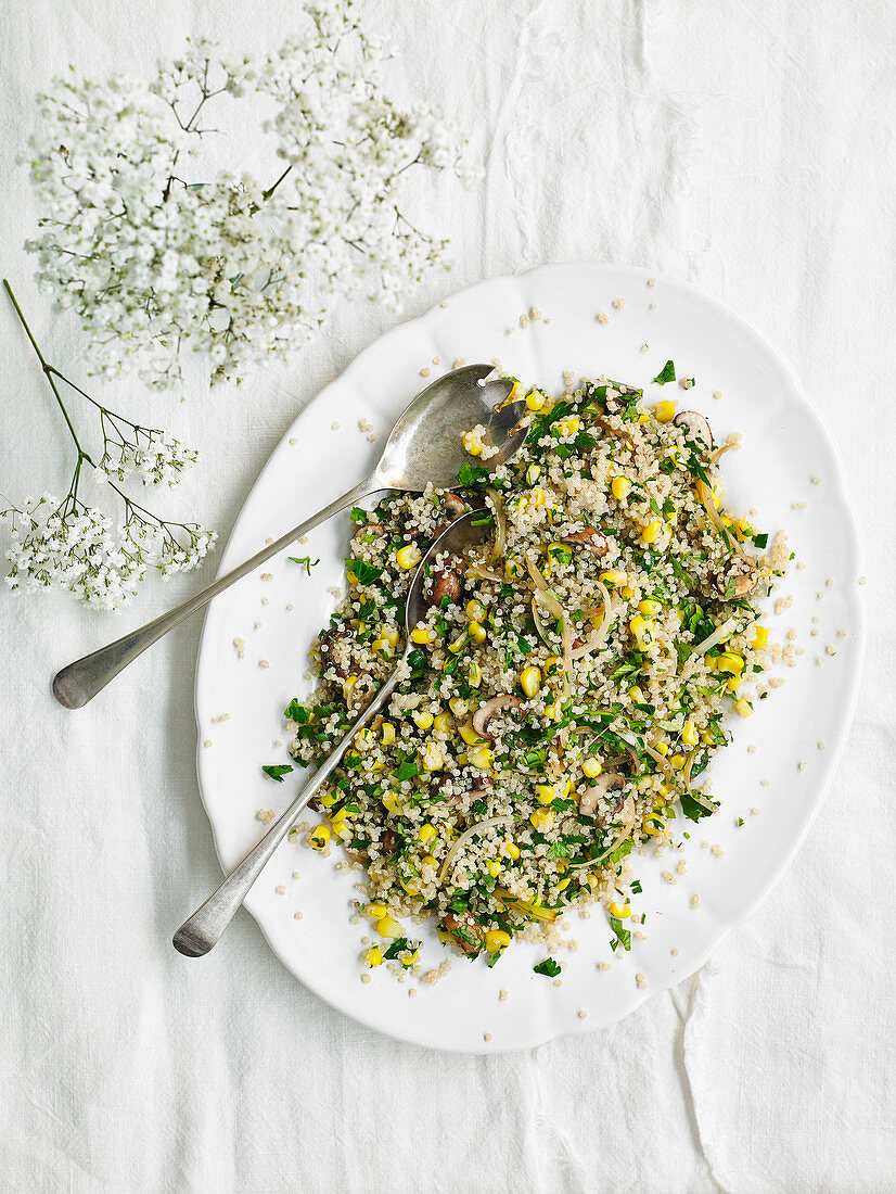 Reissalat mit Mais, Pilzen und Koriander