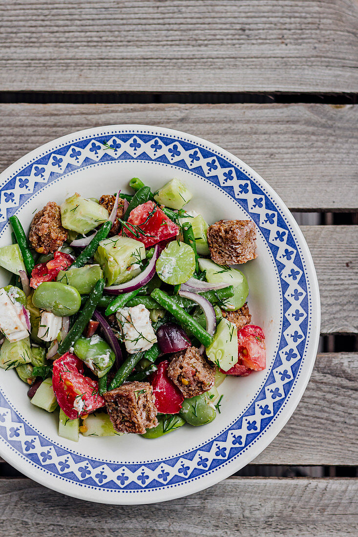 Broad bean salad with bread