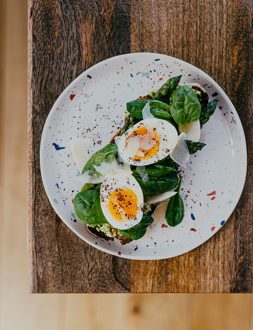 Open sandwich with spinach and green asparagus