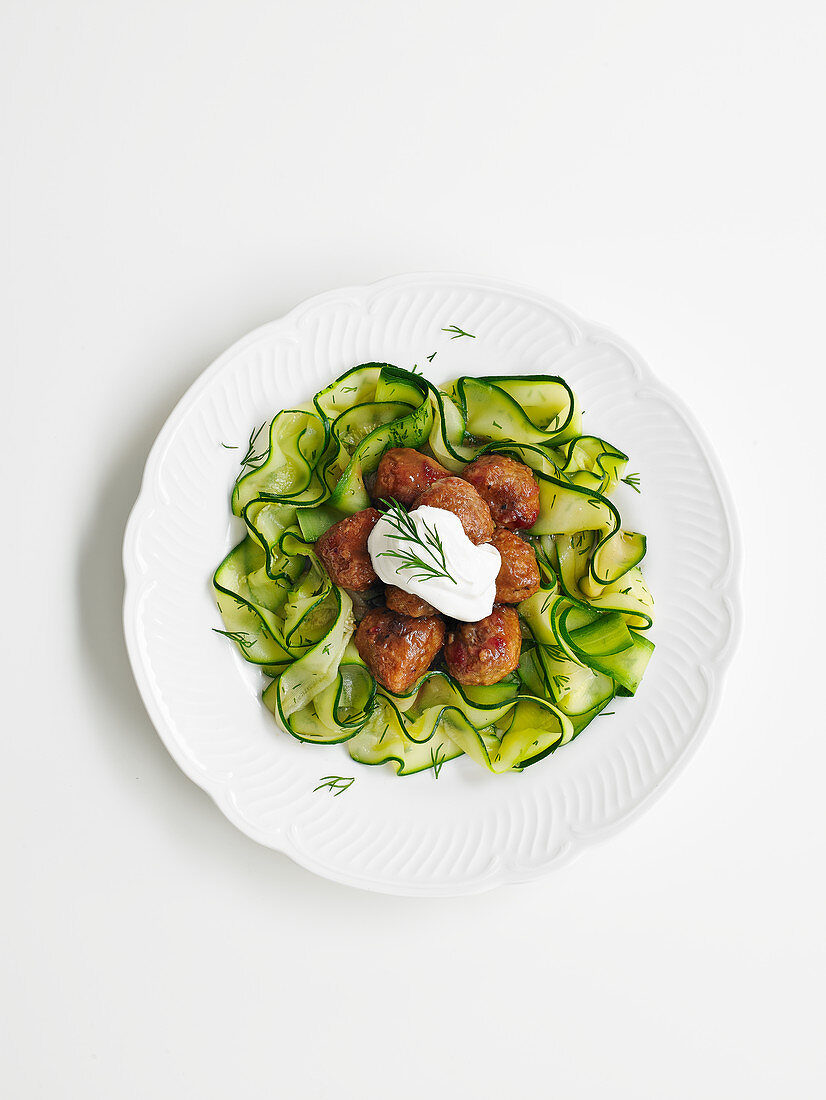 Skandinavischer Zucchinisalat mit Fleischbällchen