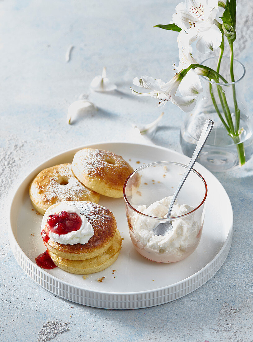 Pancakes mit Frischkäsecreme und Johannisbeermarmelade