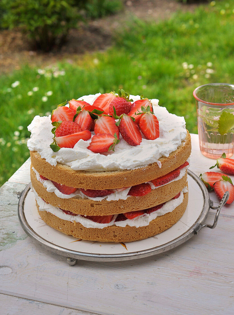 Strawberry cake with mascarpone