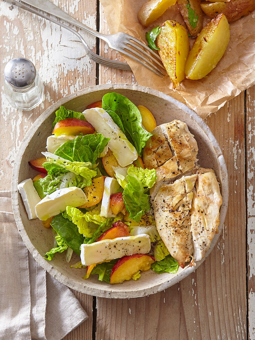 Salad with chicken, camembert and peaches