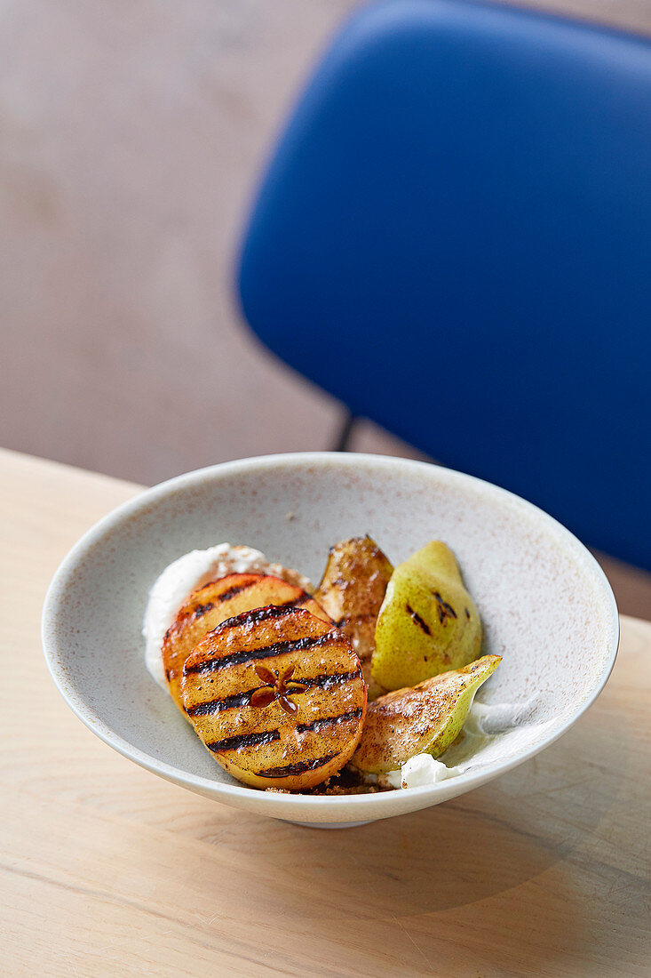 Grilled pears and apples with cinnamon and soured cream