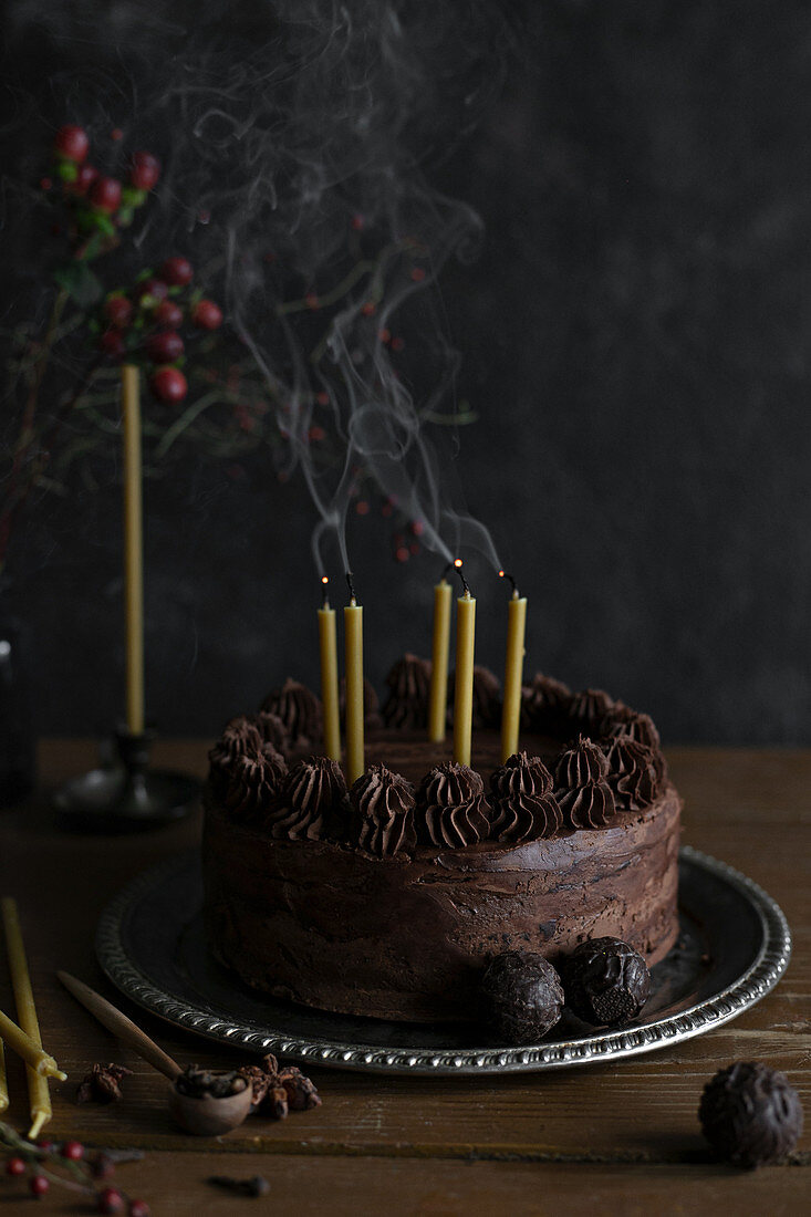 Schokoladenkuchen mit Kerzen