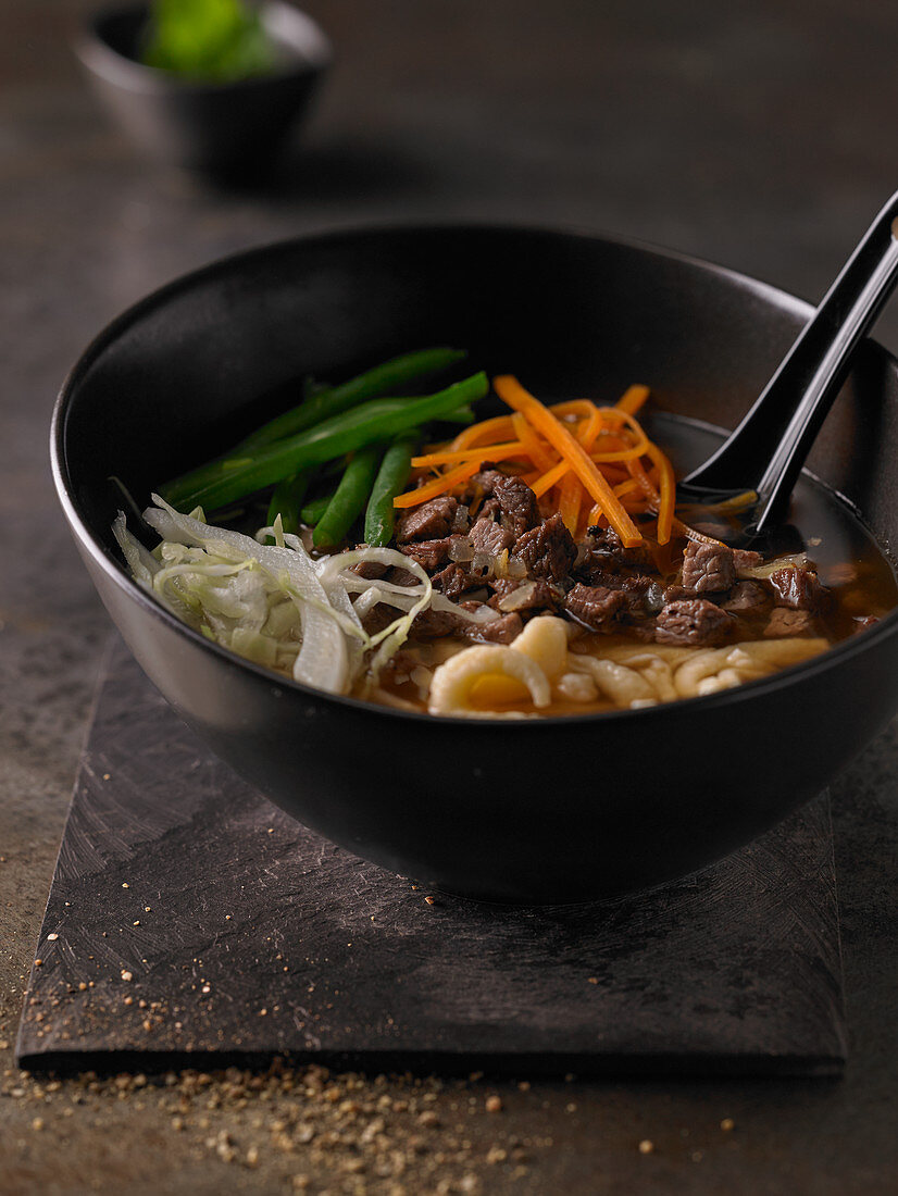 Pancit with spaetzle, beef and vegetables (Asia)