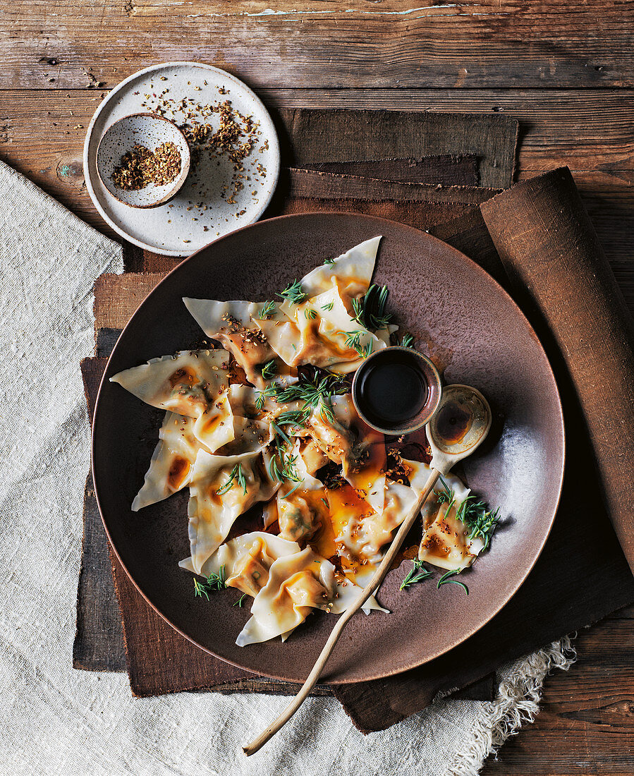 Jakobsmuschel-Dumplings mit Sichuan-Chili und Kräutern