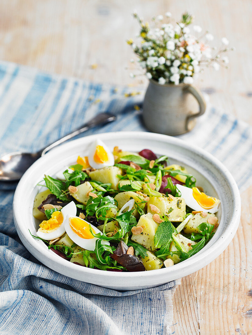 Kartoffelsalat mit hartgekochten Eiern griechische Art