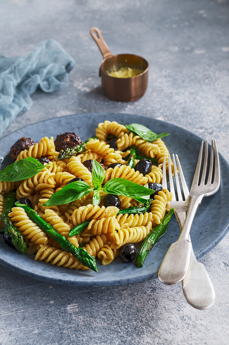 Rotini-Nudeln mit Fleischbällchen, Spargel und Oliven