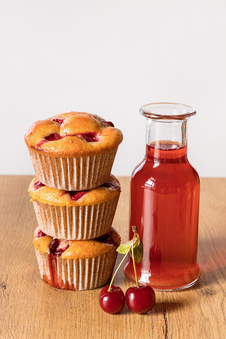 Kirschmuffins und Kirschsaft