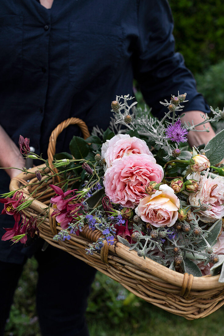 Tablett mit Rosen