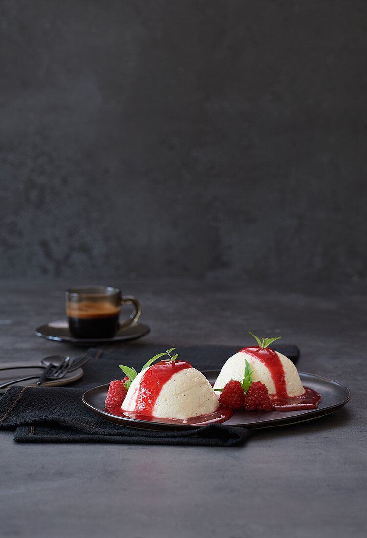 Semolina pudding with raspberry sauce