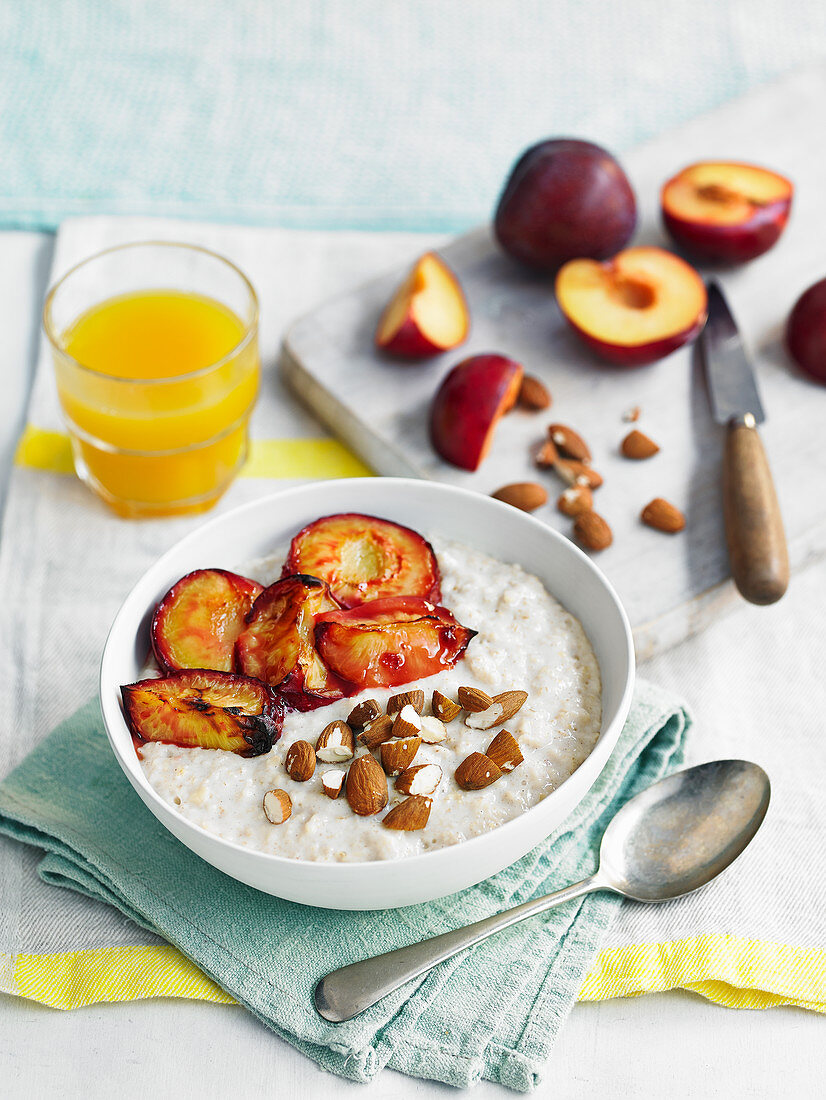 Porrige with cinnamon, chopped almonds and roasted plums