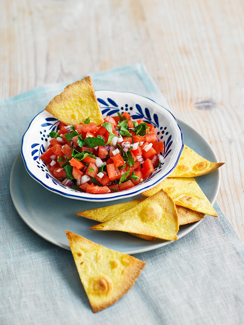 Tomatensalsa und selbstgemachten Nachos