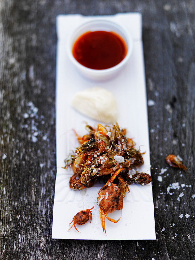 Frittierte Garnelen und Krebse mit Dip