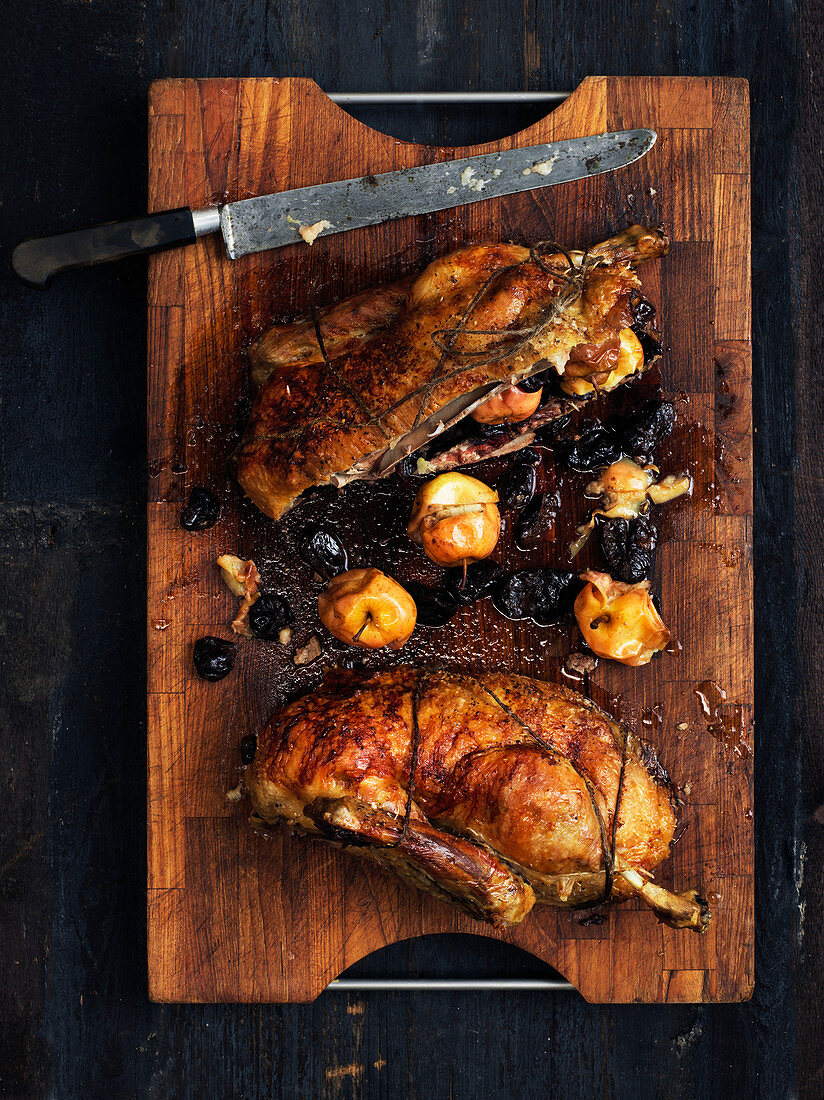 Ente mit Apfel-Pflaumen-Füllung zu Weihnachten