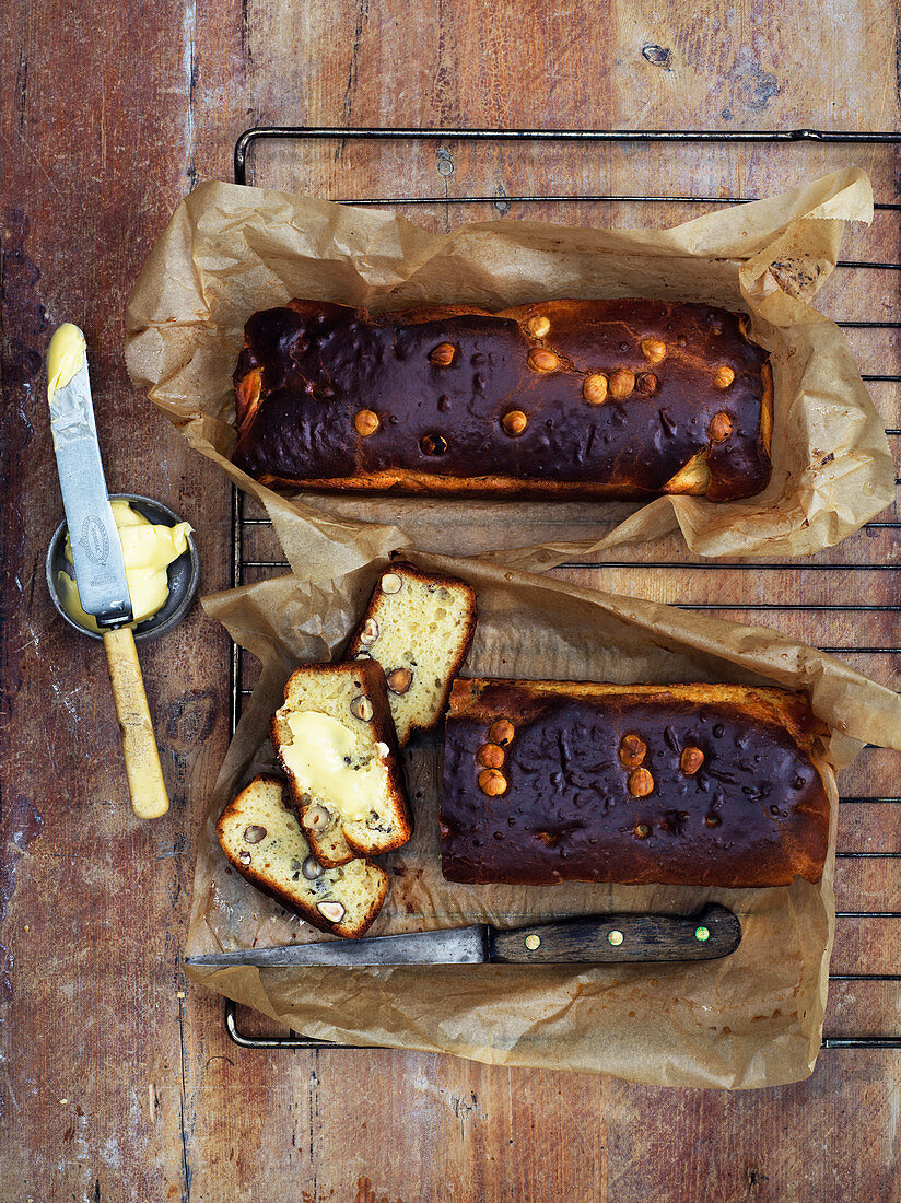 Selbstgebackenes Haselnussbrot mit Butter