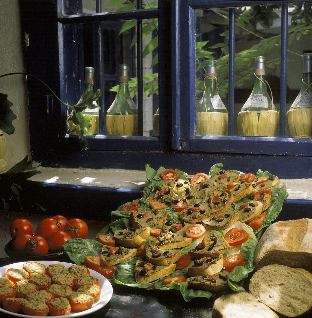 Vorspeisenbuffet mit gefüllten Tomaten & Crostini