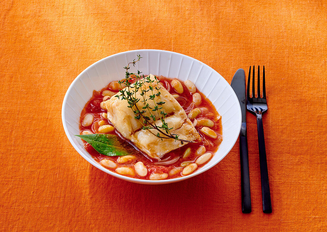 Kabeljau mit Bohnen in Tomatensauce