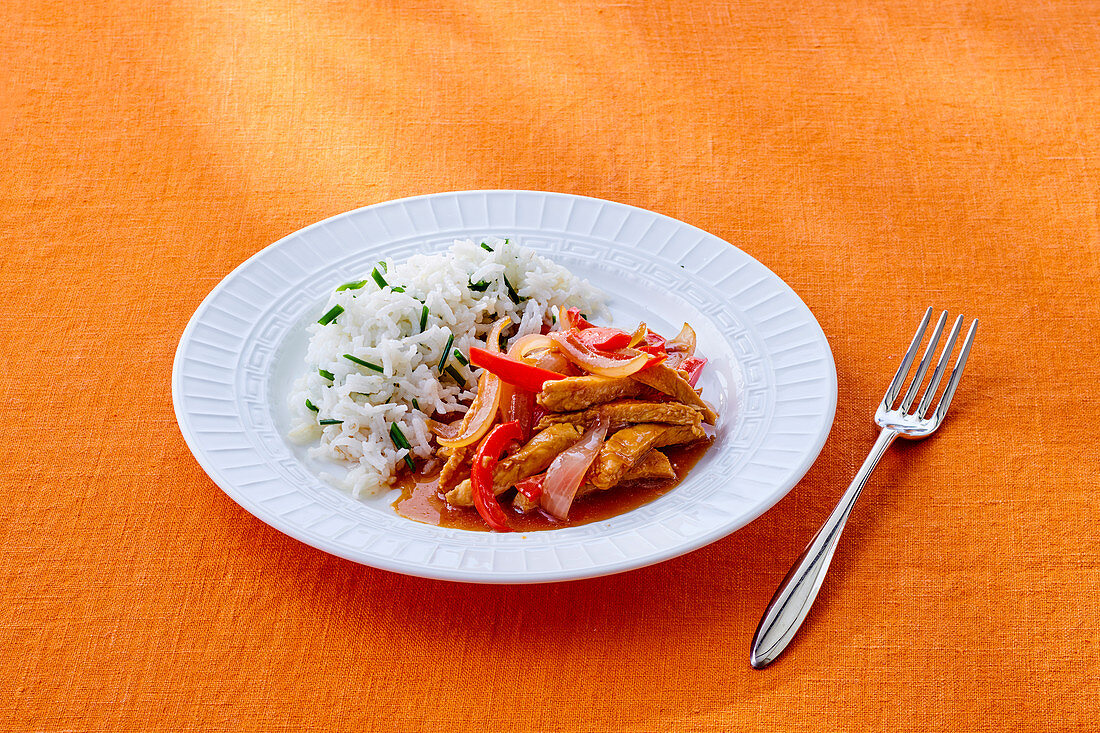 Paprika-Hähnchen mit Reis