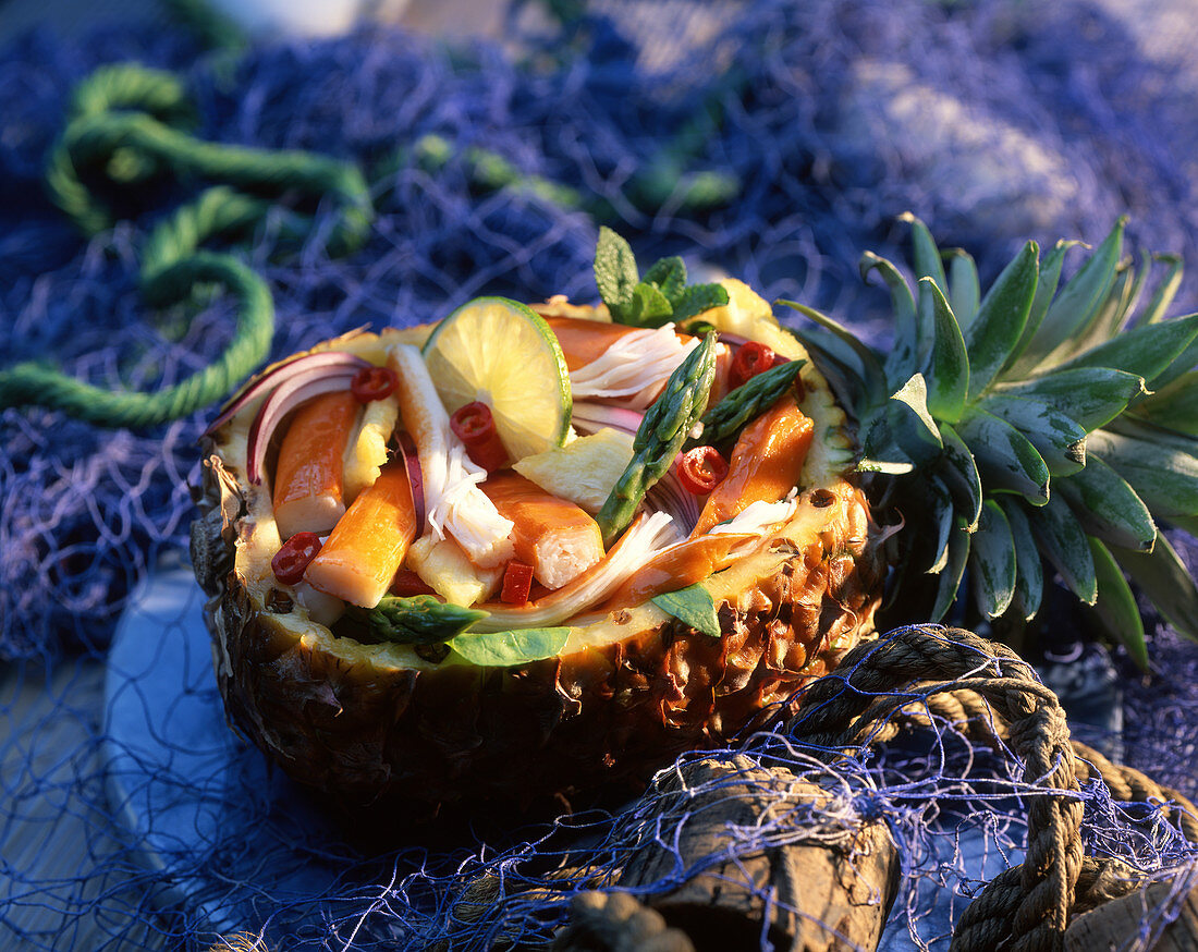 Surimi-Salat in der Ananas