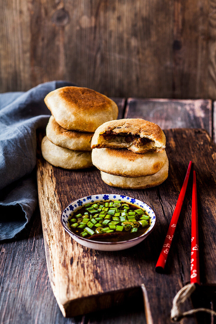 Gefüllte Pfannkuchen asiatische Art mit würzigem Dip