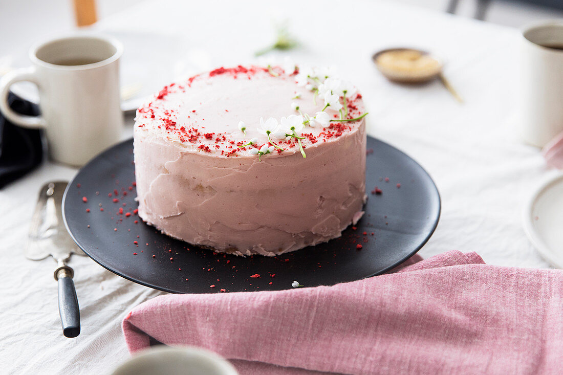 Erdbeercremetorte auf Kaffeetisch