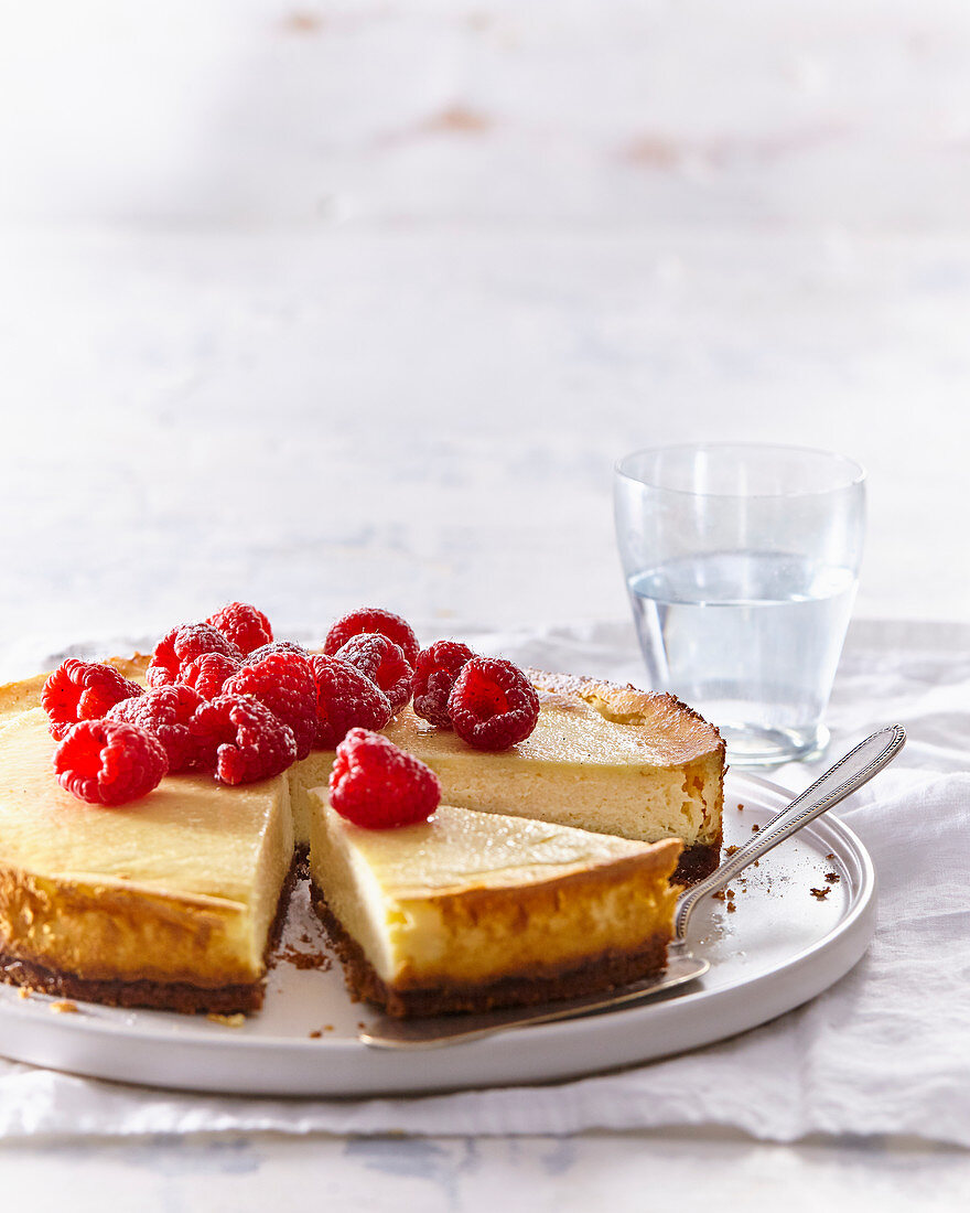 Cheesecake with raspberries