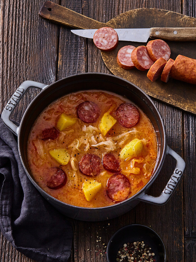 Deftige Sauerkrautsuppe mit Kartoffeln und Wurst