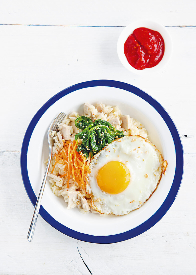 Mashed potatoes with chicken, vegetables and a fried egg