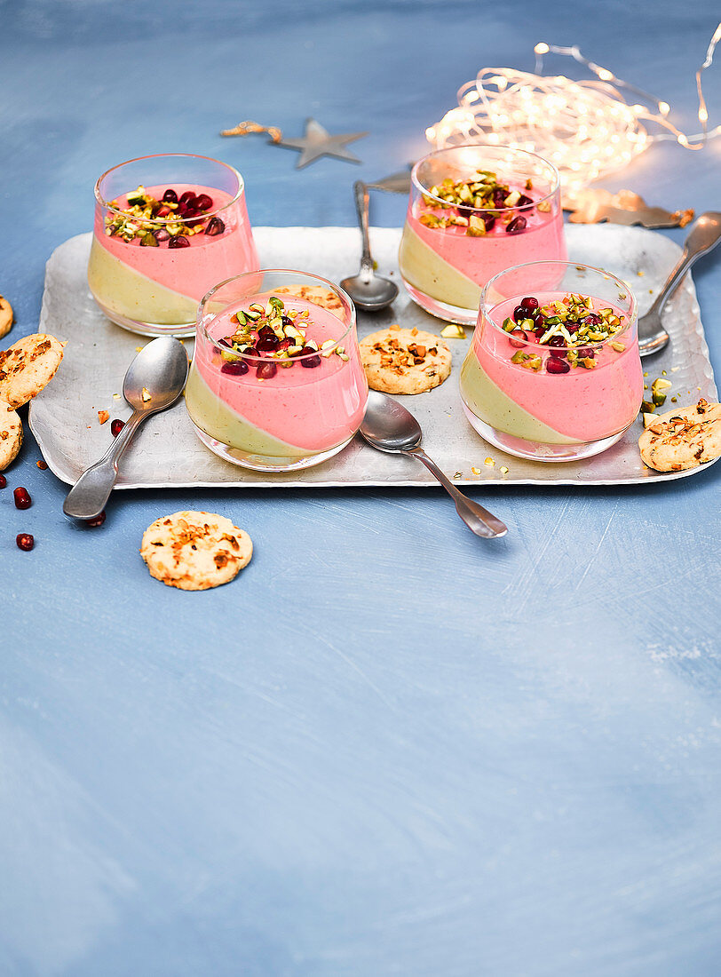 Weisse Schokoladentöpfchen mit Winterbeeren