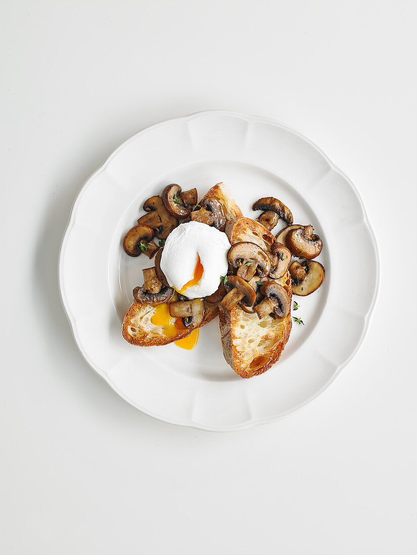 Baguettebrot mit Knoblauch-Pilzen und pochiertem Ei