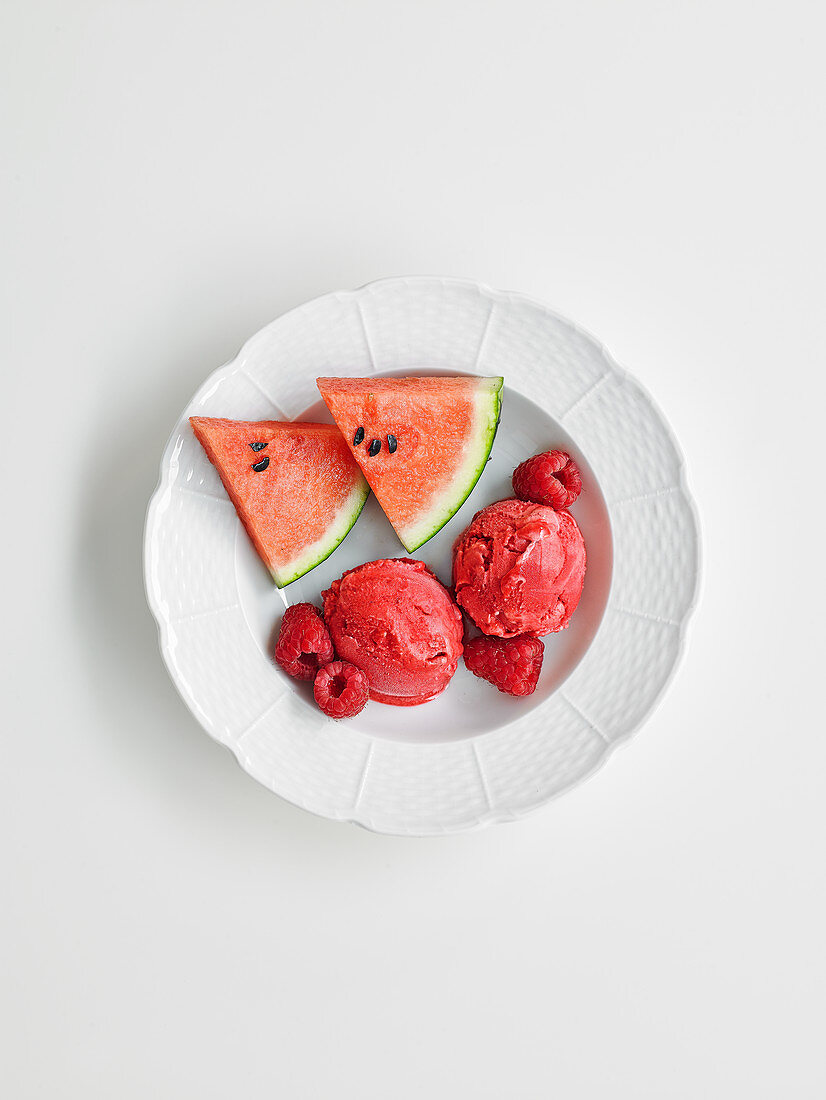 Wassermelone und Himbeersorbet