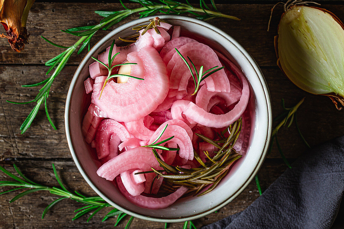 Eingelegte Zwiebeln mit Rosmarin