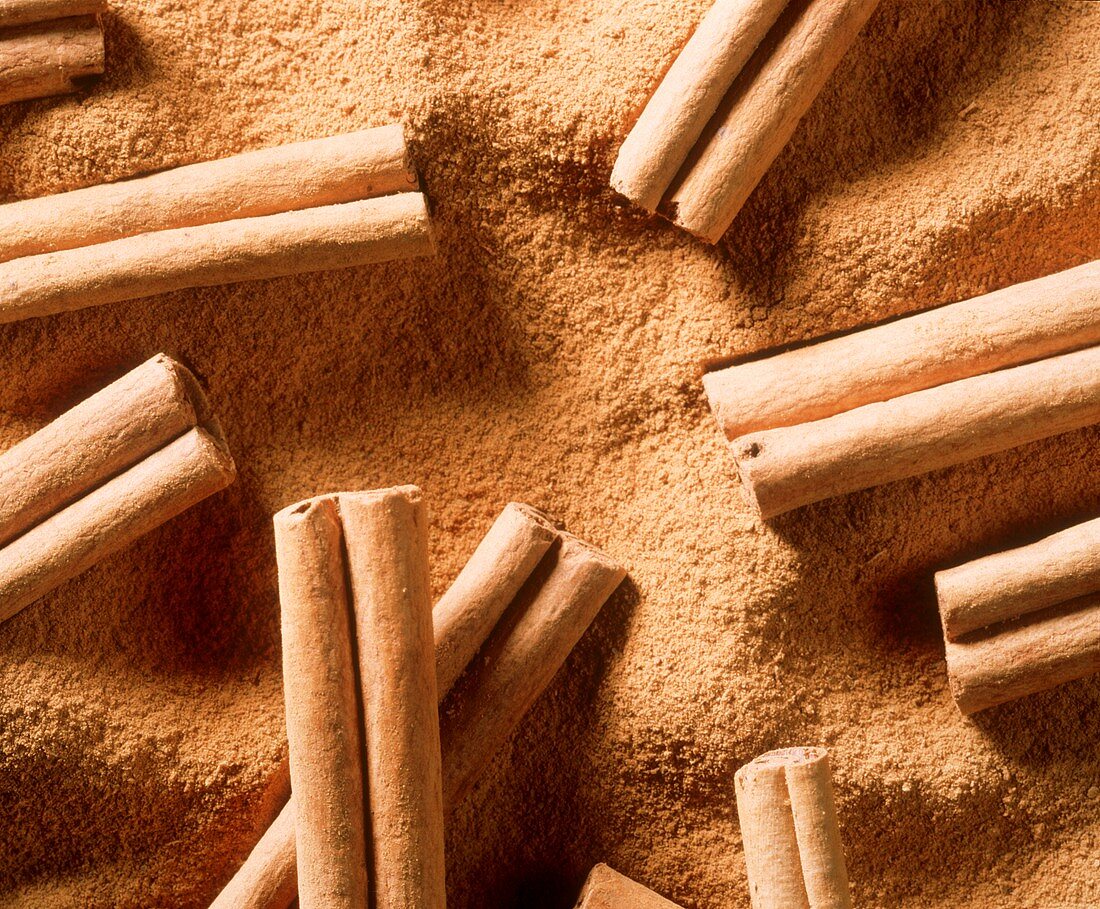 Ground Cinnamon with Cinnamon Sticks
