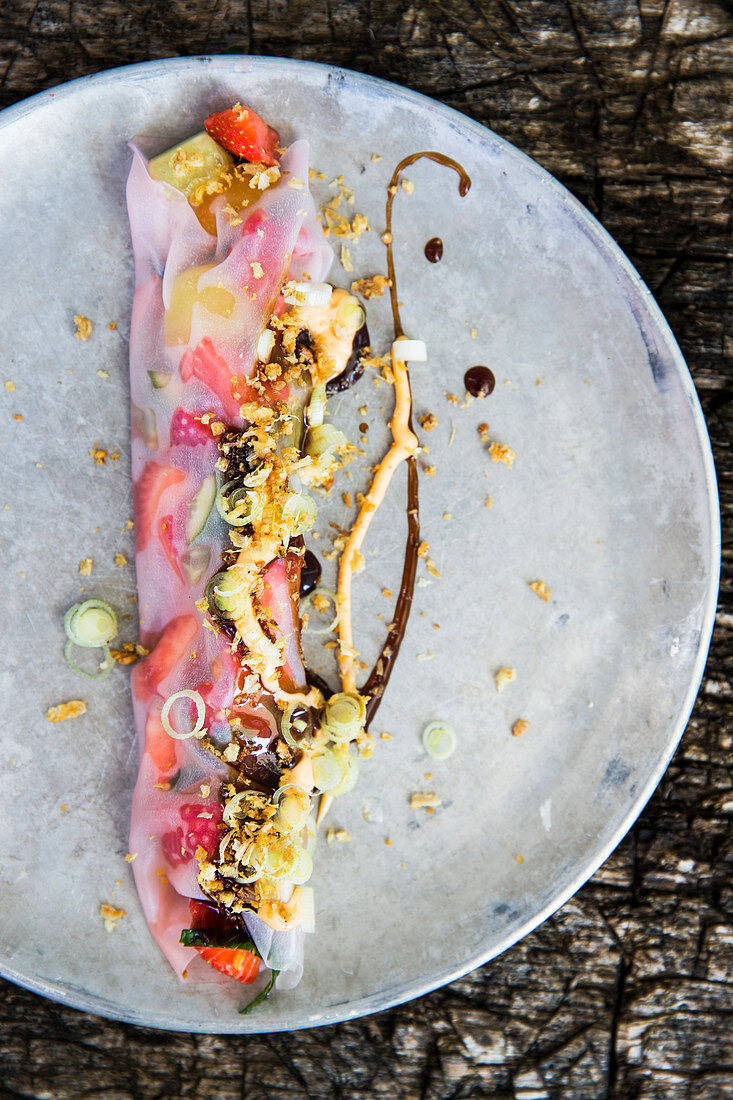 Sweet rice paper rolls with strawberries and spring onions