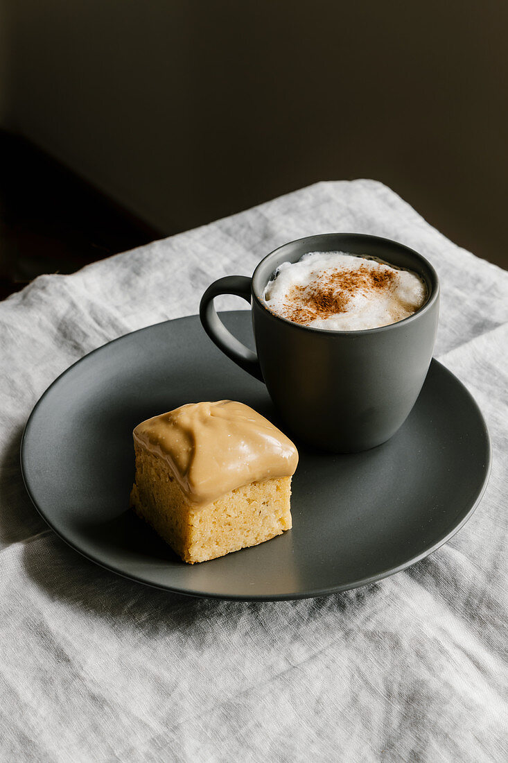 Cappuccino und Vanillekuchen mit Karamellcreme