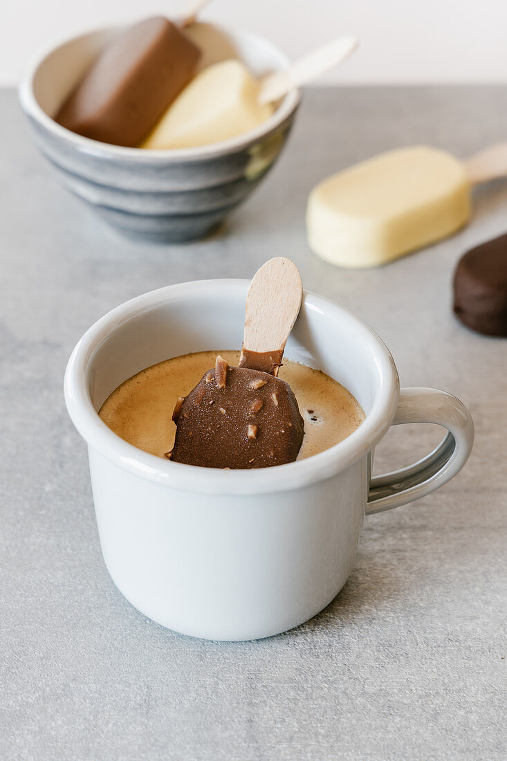 Mini-Eis am Stiel im heißen Kaffee